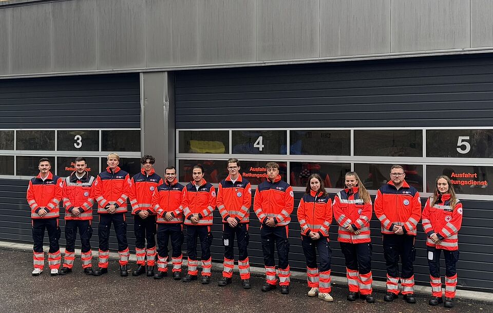 Die zwölf neuen Azubis im Rettungsdienst